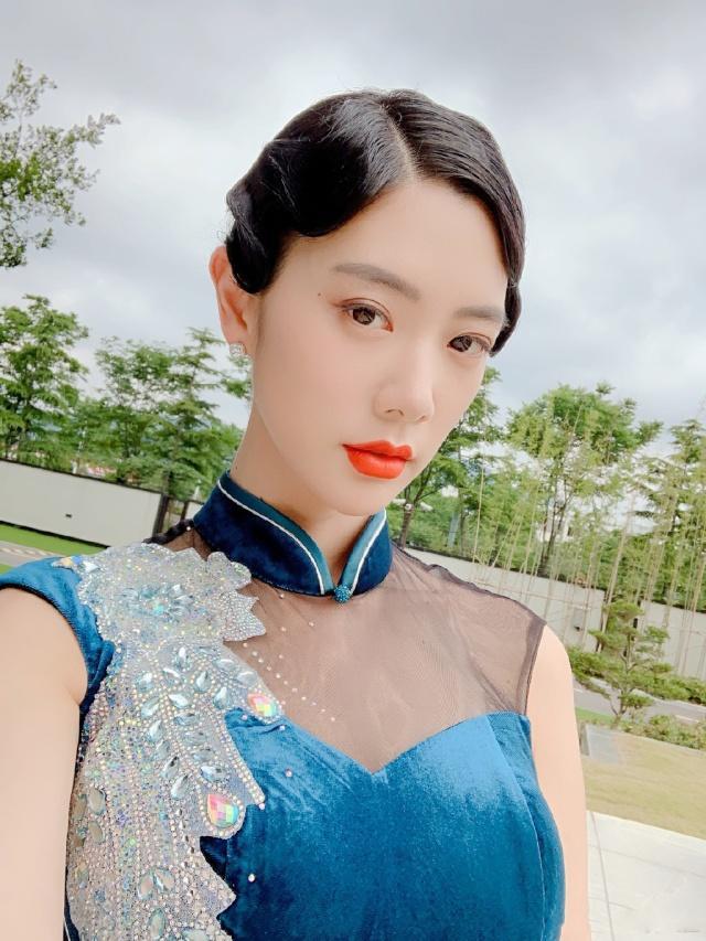 红帘之后